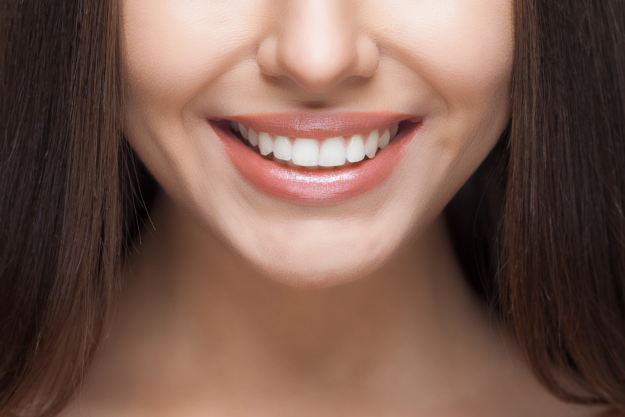 Lächelnde Frau mit schönen Zähnen